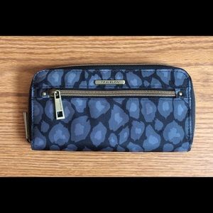 Travelon Single Zip Clutch Wallet-Grey Leopard